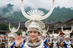 华丽的苗族银饰文化